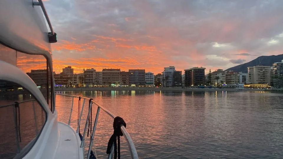 Sunset with cocktails and champagne at Fuengirola Marina — photo 3